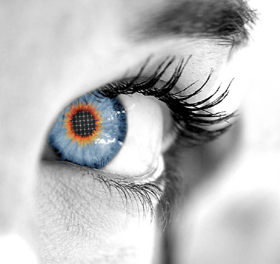 Svartvit bild på ett öga i färg som symboliserar energi
